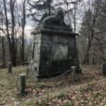 widok na pomnik od boku, w tle drzewa