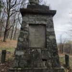 widok na pomnik i tablicę z przodu