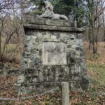 widok na pomnik z boku, w tle drzewa