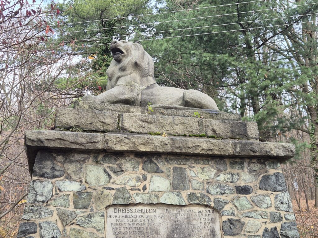 pomnik zbliżenie na kamiennego lwa