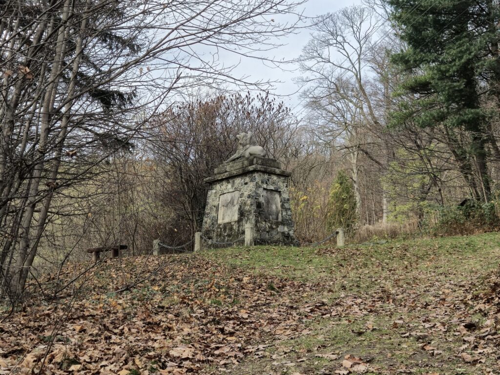 widok na pomnik z oddali
