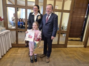 wspólne zdjęcie nagrodzonej osoby z dyrektorem i organizatorką konkursu