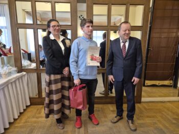 wspólne zdjęcie nagrodzonej osoby z dyrektorem i organizatorką konkursu