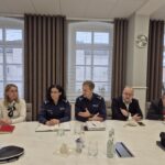 sekretarz, komendanci, prezes WIK i zastępca burmistrza Dzierżoniowa przy stole