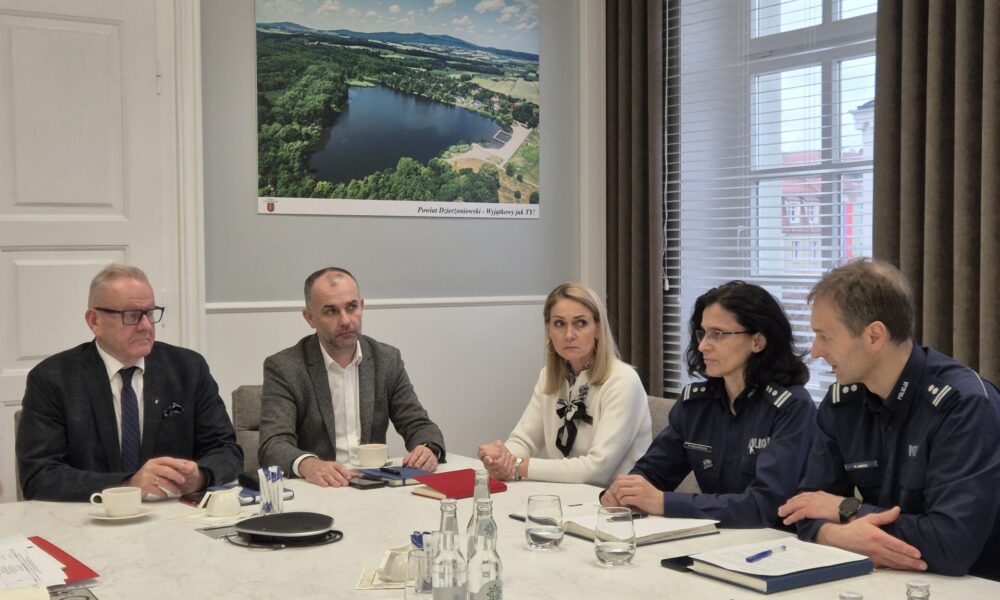 starosta, wicestarosta, sekretarz, komendanci policji siedzą przy stole