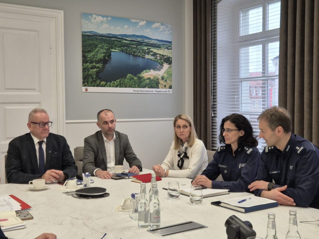 starosta, wicestarosta, sekretarz, komendanci policji siedzą przy stole