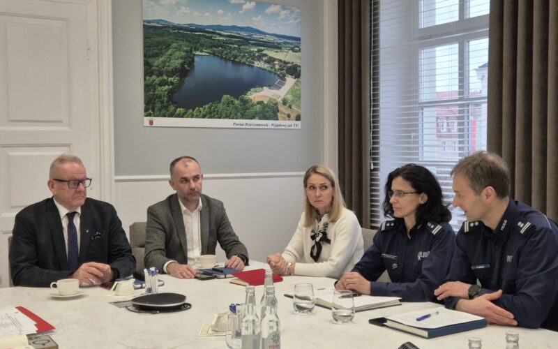 starosta, wicestarosta, sekretarz, komendanci policji siedzą przy stole