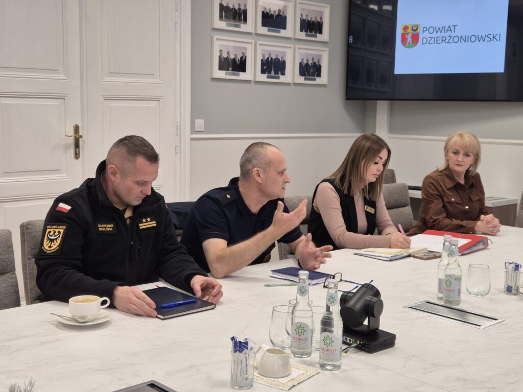 komendant straży i sok, przedstawiciele so przy stole