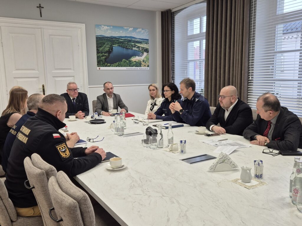 wszyscy z pzzk siedzą przy stole