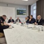 uczestnicy spotkania przy stole