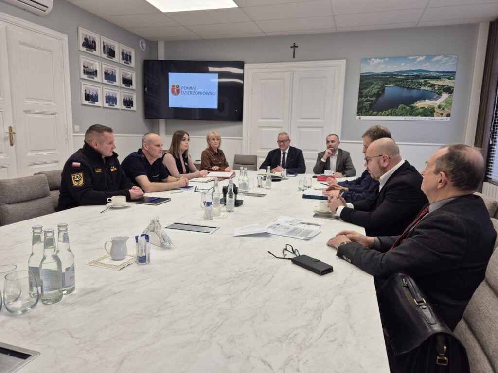 uczestnicy posiedzenia PZZK przy stole