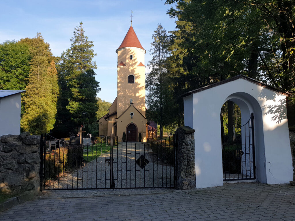 kościół w Rościszowie widok na bramę