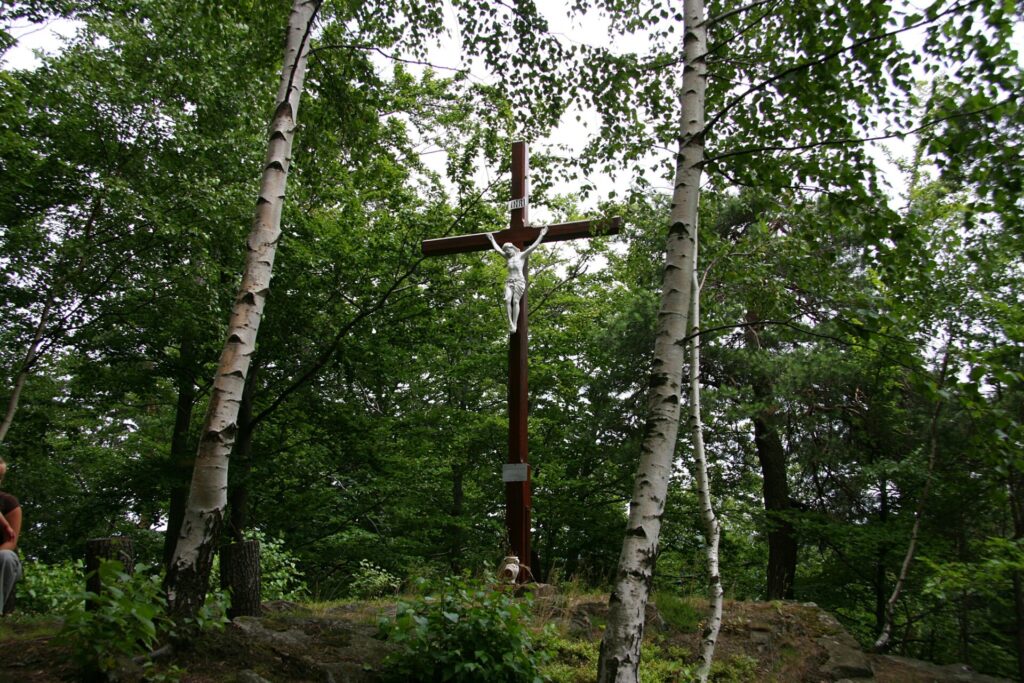 krzyż na górze wśród drzew