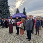 przedstawiciele samorządów przy pomniku