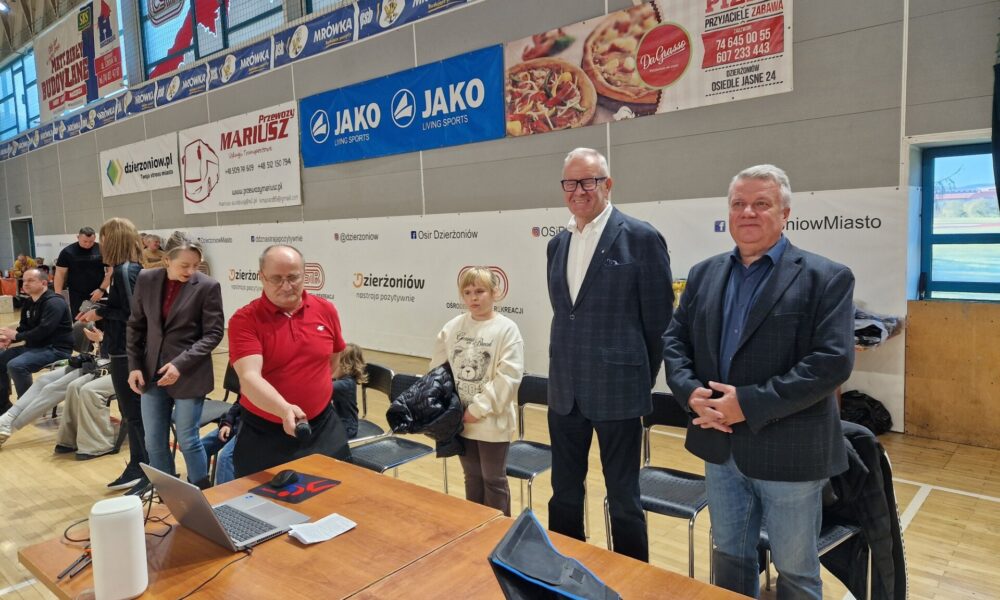 starosta podczas zawodów zapaśniczych