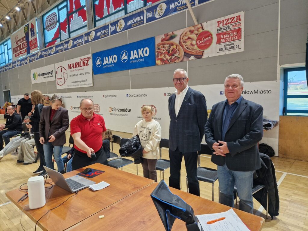 starosta podczas zawodów zapaśniczych