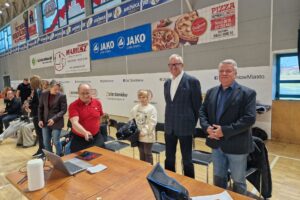 starosta podczas zawodów zapaśniczych