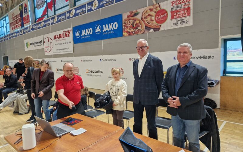 starosta podczas zawodów zapaśniczych