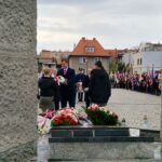 wójt gminy Dzierżoniów podczas składania kwiatów