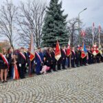 poczty sztandarowe przed pomnikiem