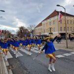 mażoretki podczas marszu