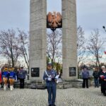 Józef Piłsudzki przed pomnikiem