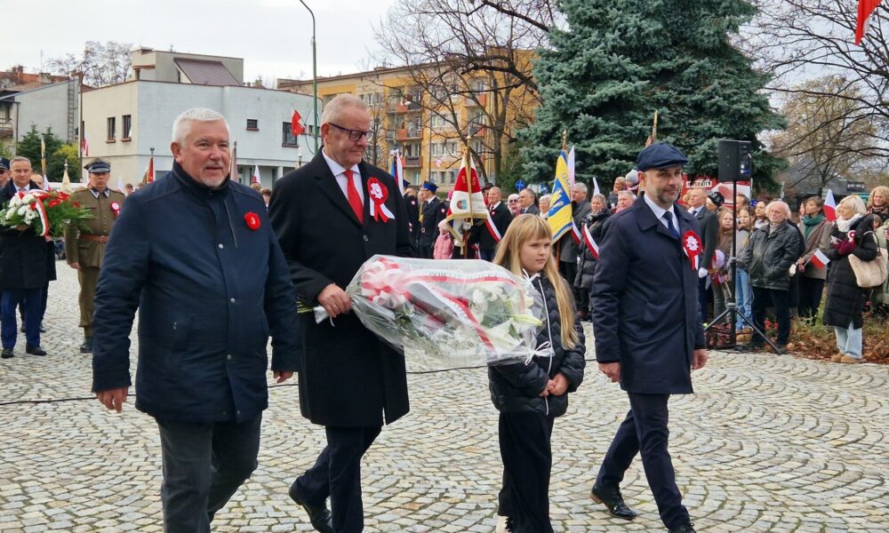 starosta, wicestarosta i przewodniczący rady podczas składania kwiatów