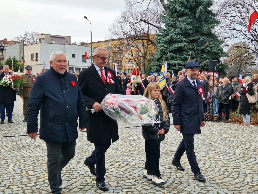 starosta, wicestarosta i przewodniczący rady podczas składania kwiatów