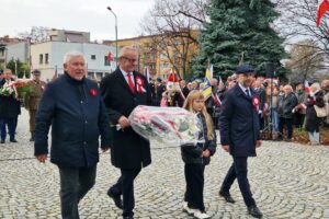 starosta, wicestarosta i przewodniczący rady podczas składania kwiatów