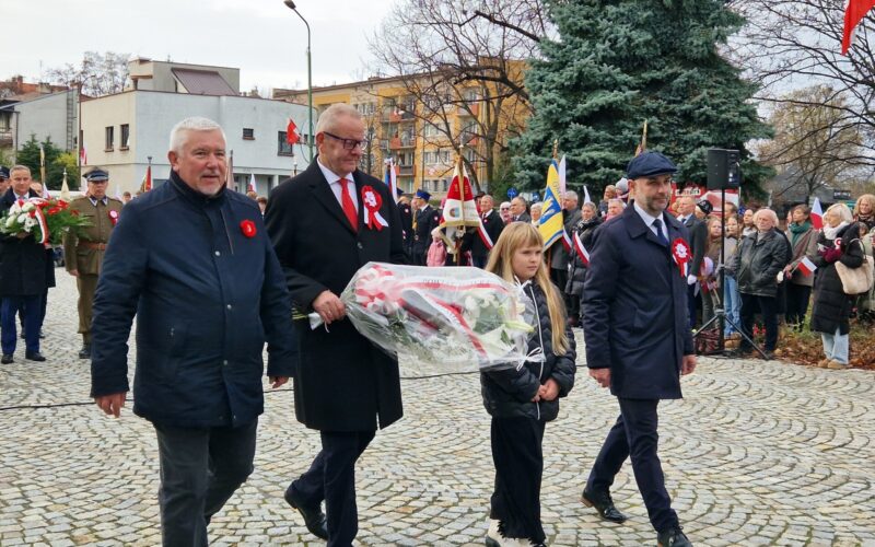 starosta, wicestarosta i przewodniczący rady podczas składania kwiatów