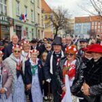 przedstawiciele samorządów podczas marszu