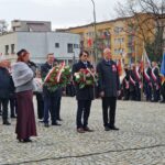 poseł podczas składania kwiatów