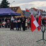 zbliżenie na delegacje składające kwiaty
