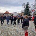 burmistrz Dzierżoniowa podczas składania kwiatów