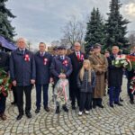 przedstawiciele samorządów przy pomniku