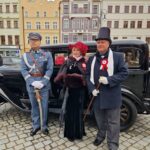 burmistrz Dzierżoniowa z Piłsudzkim przy retro samochodzie