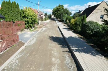 widok drogi i chodnika z góry