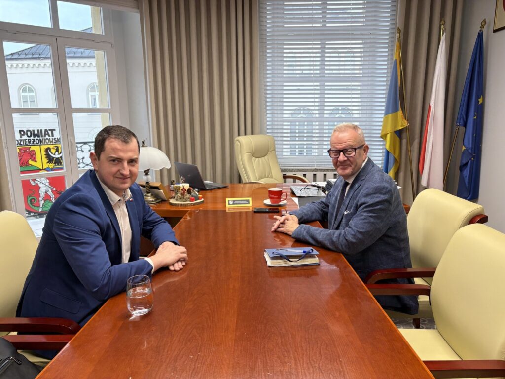 starosta i wójt siedzą przy stole