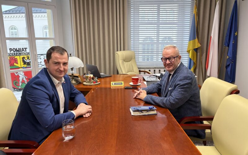 starosta i wójt siedzą przy stole