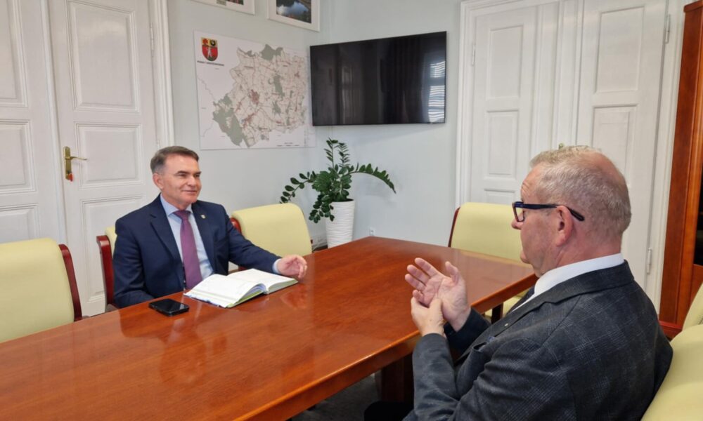 wójt gminy Łagiewniki i Starosta przy stole