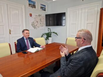 wójt gminy Łagiewniki i Starosta przy stole