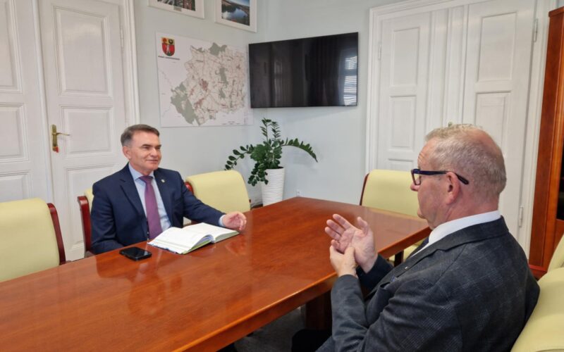 wójt gminy Łagiewniki i Starosta przy stole