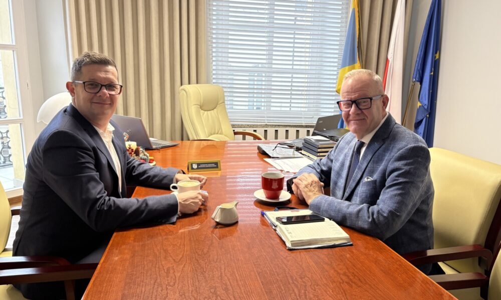 burmistrz Niemczy i starosta przy stole