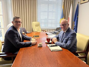 burmistrz Niemczy i starosta przy stole