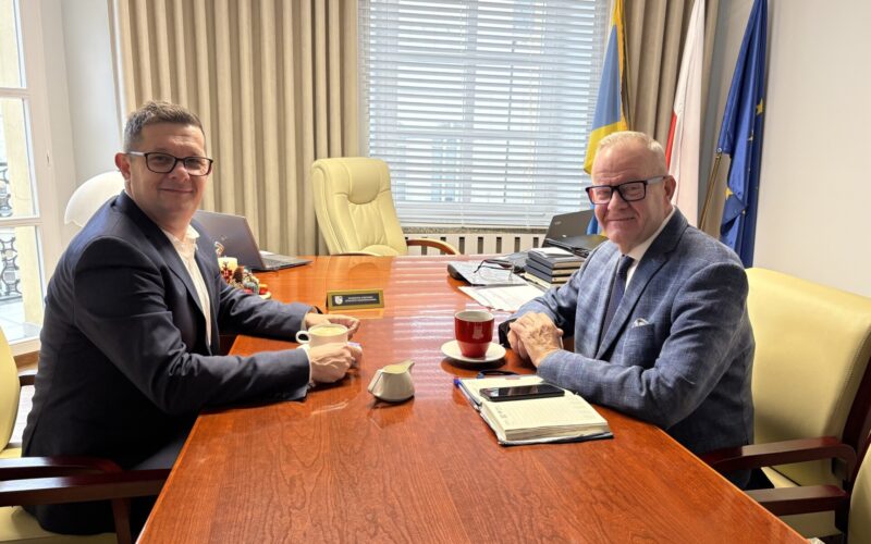 burmistrz Niemczy i starosta przy stole