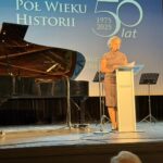 dyrektor przemawia na scenie