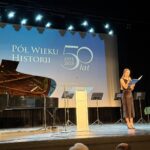 młoda dziewczyna przemawia na scenie