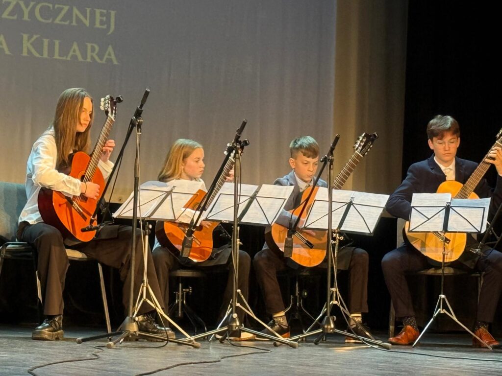 dzieci z instrumentami na scenie