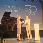 sekretarz składa gratulacje dyrektor szkoły