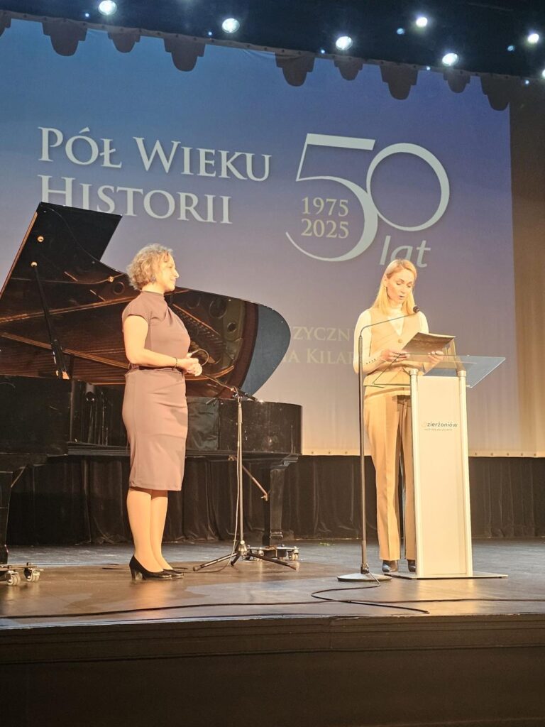 sekretarz przemawia, obok jeszcze jedna kobieta